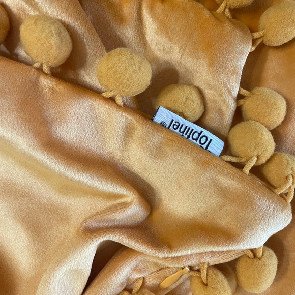 Pom-poms Velvet Solid Cushion Covers - Picture 6 of 8